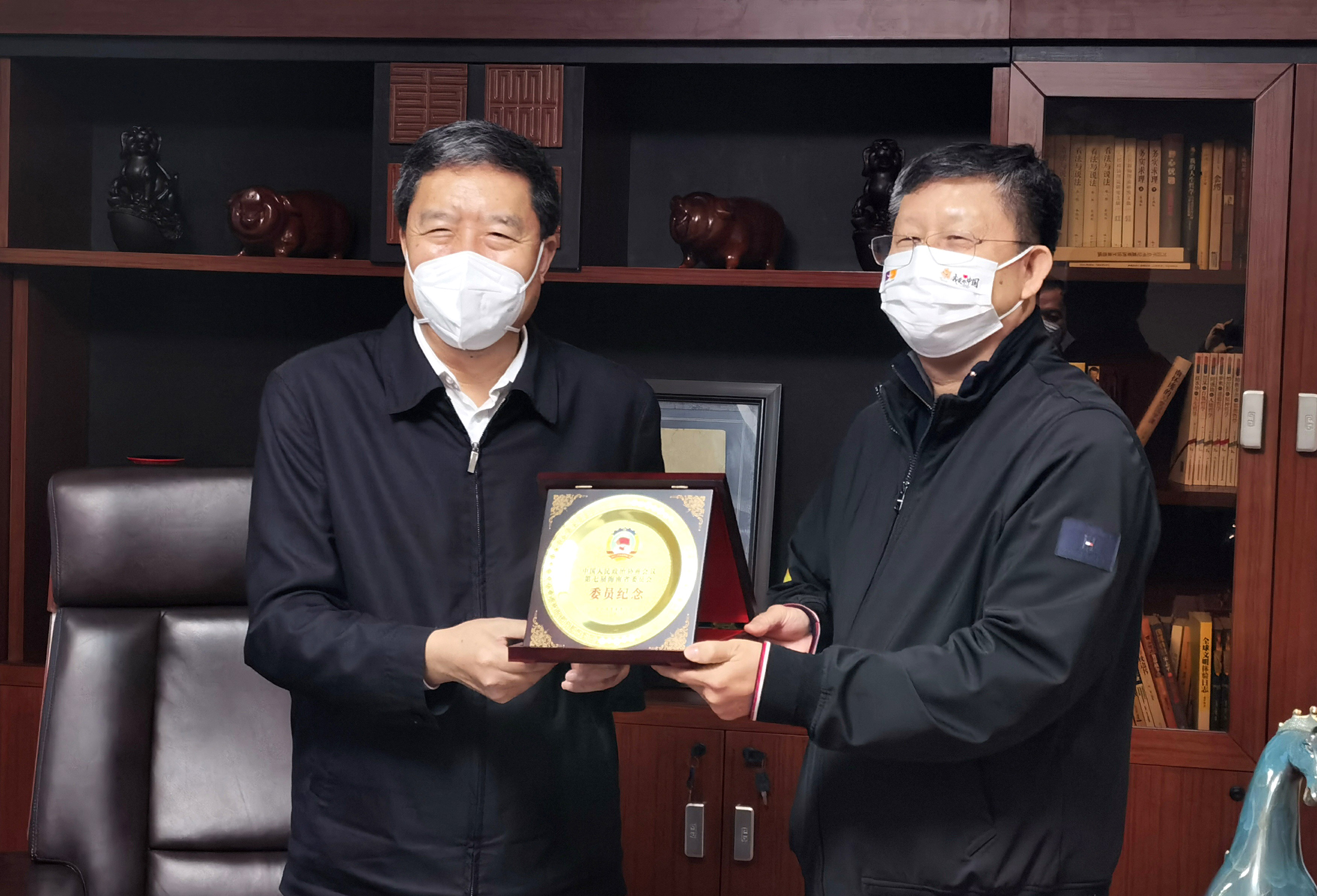 海南省政協(xié)主席毛萬(wàn)春看望慰問陳益智委員